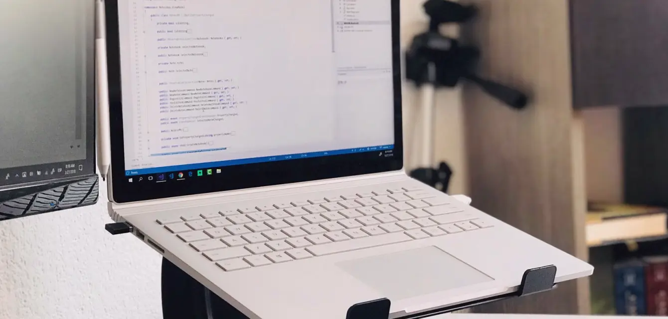 Kamera på laptop eller på ekstern stativ: hva passer best for gjester